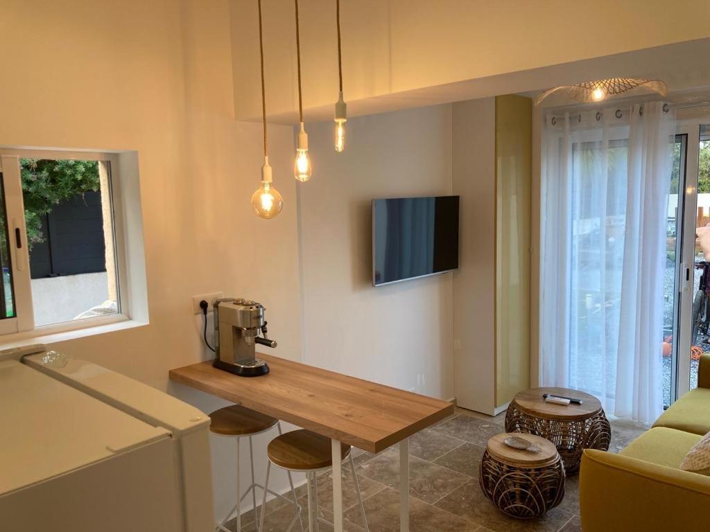 Charmant Studio Dans Villa - Parking - Jardin La Seyne-sur-Mer Exterior photo